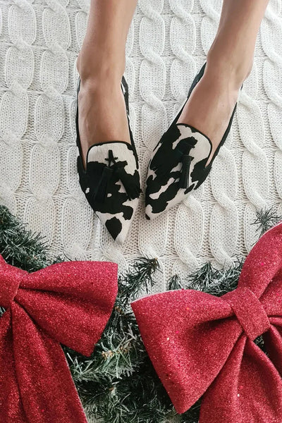 VALERIA | Elegant loafers with pointed toes and decorative tassel details