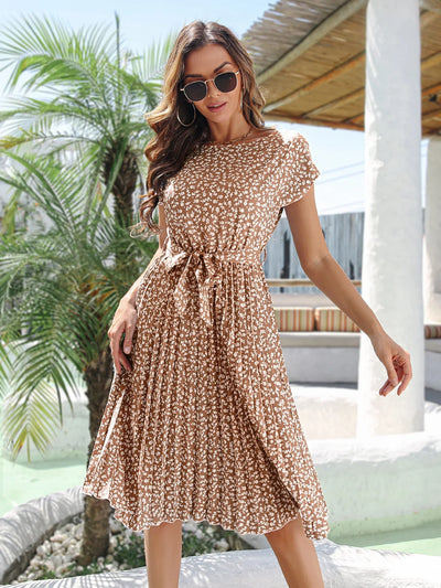 Anette | Chic Dress Featuring a Delicate Floral Design