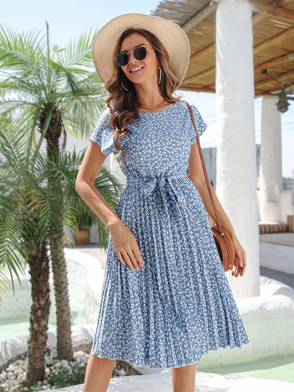 Anette | Chic Dress Featuring a Delicate Floral Design